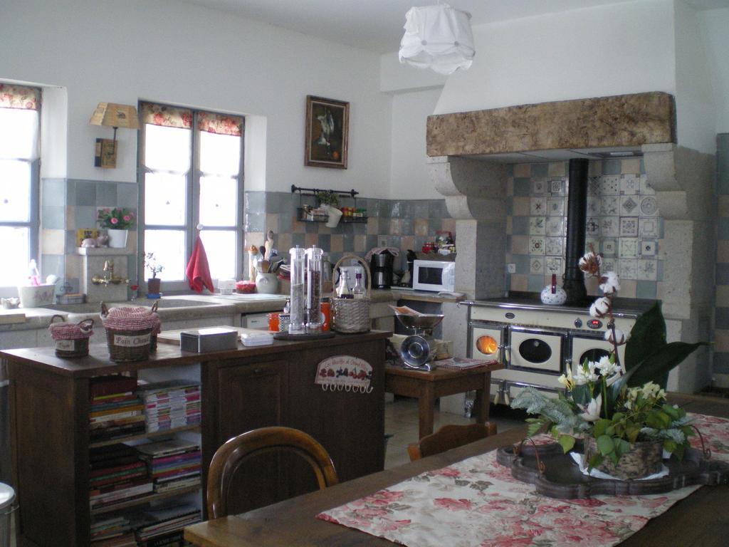 Au Bon Gre D'Hugoline Bed & Breakfast Blanzac  Bagian luar foto