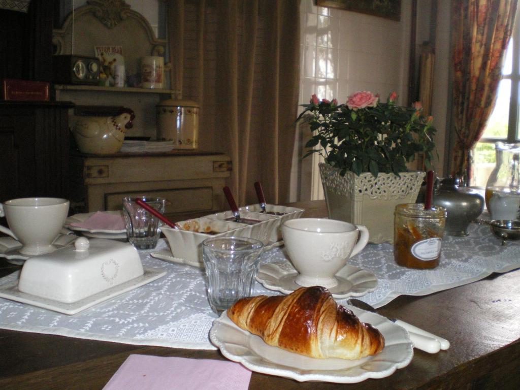 Au Bon Gre D'Hugoline Bed & Breakfast Blanzac  Bagian luar foto